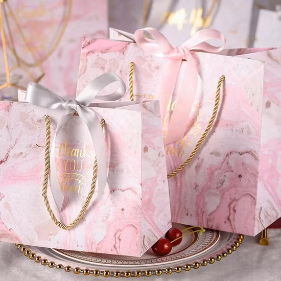 Cina Fabbrica all'ingrosso di lusso di alta qualità personalizzata PP maniglia carta shopping imballaggio sacchetti regalo Tote con sacchetto di indumenti chiuso a nastro